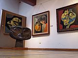 Ecuador Quito Guayasamin 2-08 Museo Guayasamin Painting, Fathers Head, Los Amantes, and Nina Llorando There are three paintings next to Oswaldo Guayasam�n�s sculpture of the father�s head from La Familia at the Museo Guayasamin. The middle painting is Los amantes (1989, The Lovers), and the one on the right is Nina Llorando (1994, Boy Crying)